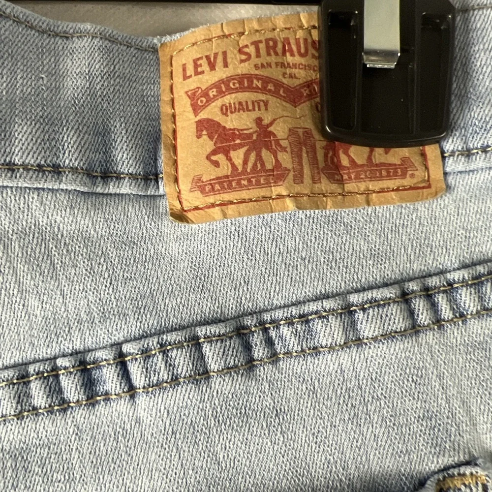 Levi's Womens Classic Shorts Size W28 Mid Rise Denim Red Tag Light Blue‎ D22